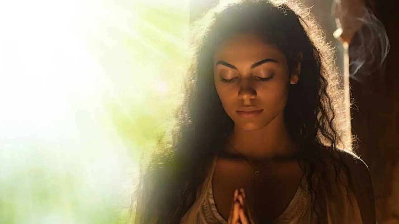 Why people instinctively close their eyes during prayer do you Know the Reason