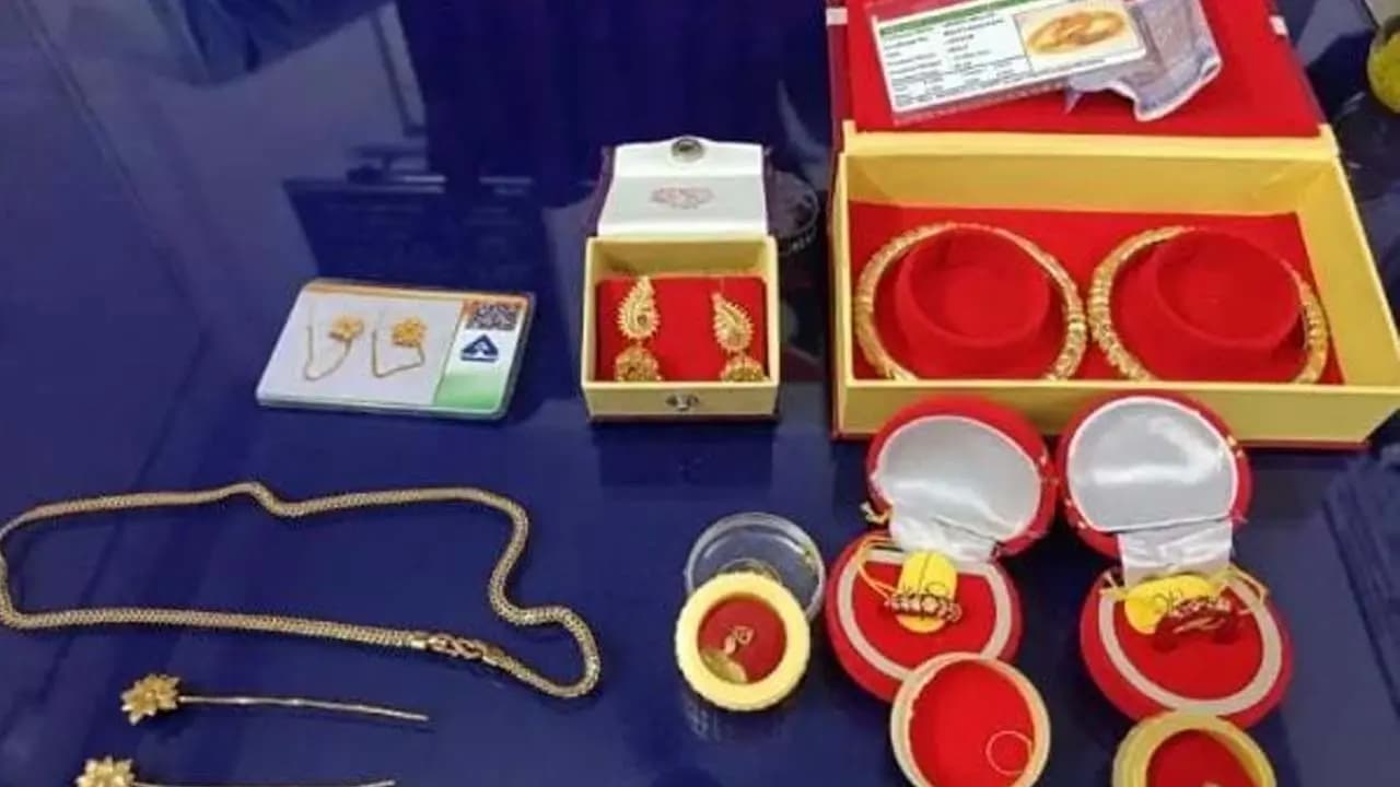  Indian Railways: A passenger got off a train leaving behind gold jewellery worth Rs six lakh What happened next on the Bandel Local is unbelievable You simply have to praise the railways