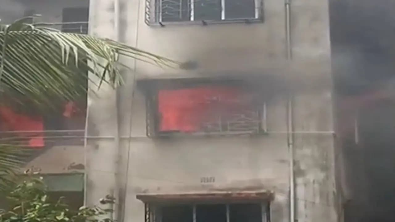 Howrah Fire: Massive fire at three storied flat at Howrah Andul 8 rescued by fire brigade