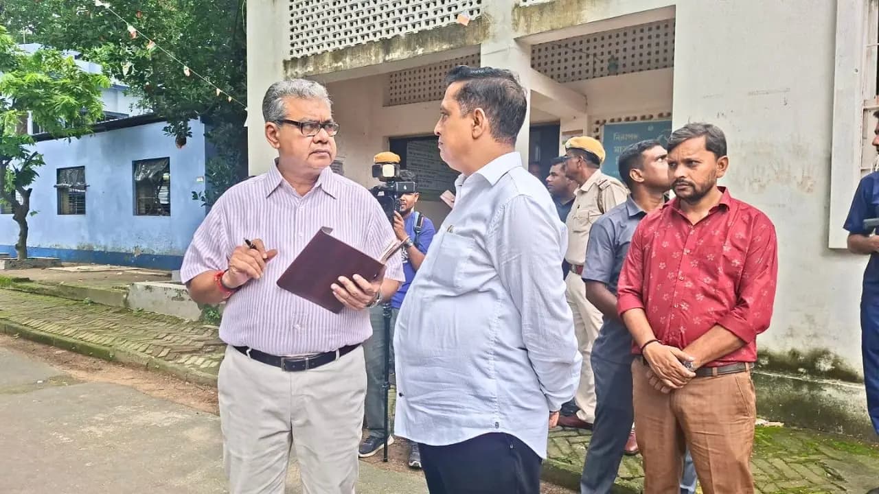 Sharadwat Mukherjee: WB Health Minister visits hospitals at Belgachia region shows concern over hospitals dilapidated infrastructure 
