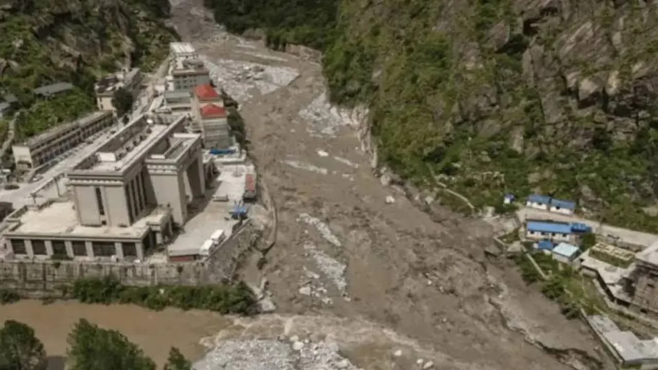​Nepal Flash Floods: Over 300 Dead in Nepal Floods Nearly 800 Missing India Sends 10 Tonnes of Relief Supplies