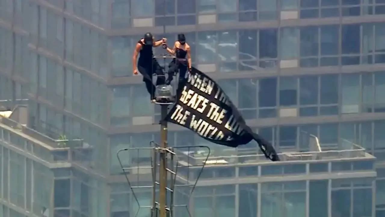 After a proposal at the Empire State Building the couple shares a passionate kiss right outside the courthouse
