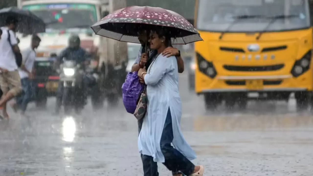 IMD Alert: Heavy Rain, Thunderstorms and 40 Kmph Gusty Winds Likely in Kolkata, Howrah and Hooghly in Next 2-3 Hours