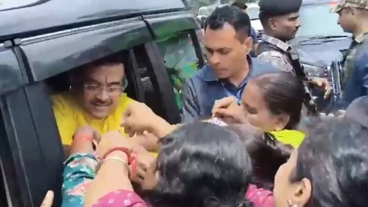 Rakhi Surprise: CM Suvendu Adhikari Stops Convoy to Fulfil Women’s Request, Gets Rakhi Tied on His Wrist
