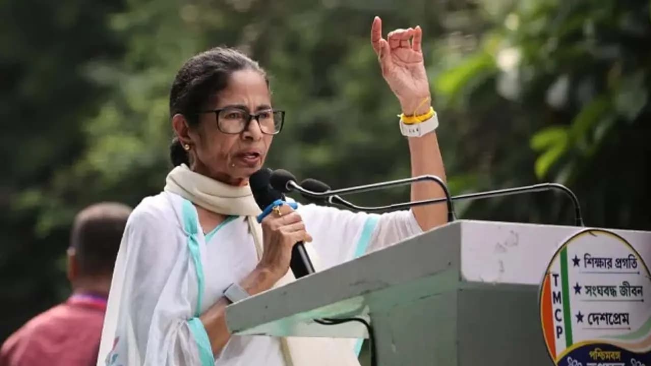 Case Against Mamata Banerjee: A suo motu case has been registered by the Kolkata Police against former Chief Minister Mamata Banerjee at Hastings Police Station