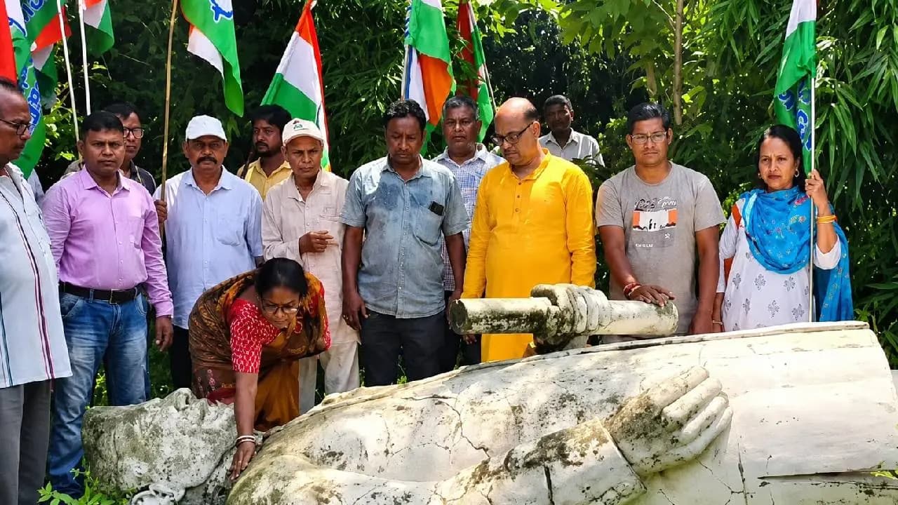 Congress Gives Administration 24-Hour Ultimatum amid Nehru Statue Found Abandoned in Durgapur Forest