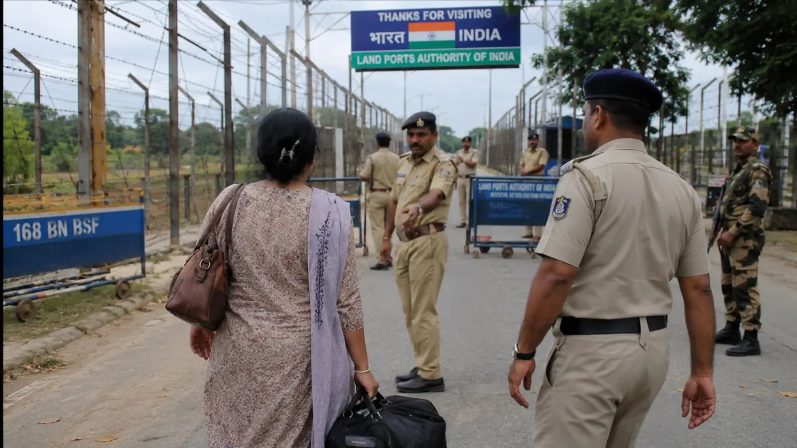 Over 15 kg of gold worth Rs 25 crore seized from woman near Bangladesh border in West Bengal