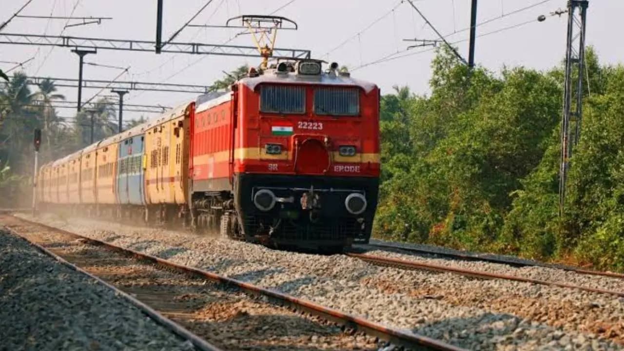 Toddler pooped from upper berth in running train