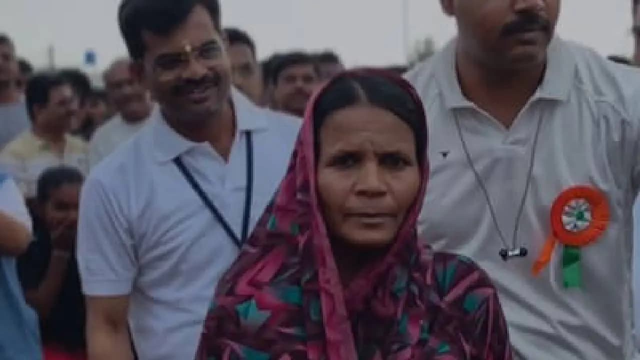 47 Year Old Mother Runs Marathon Barefoot In Saree To Pay Daughter's Fees in Maharashtra