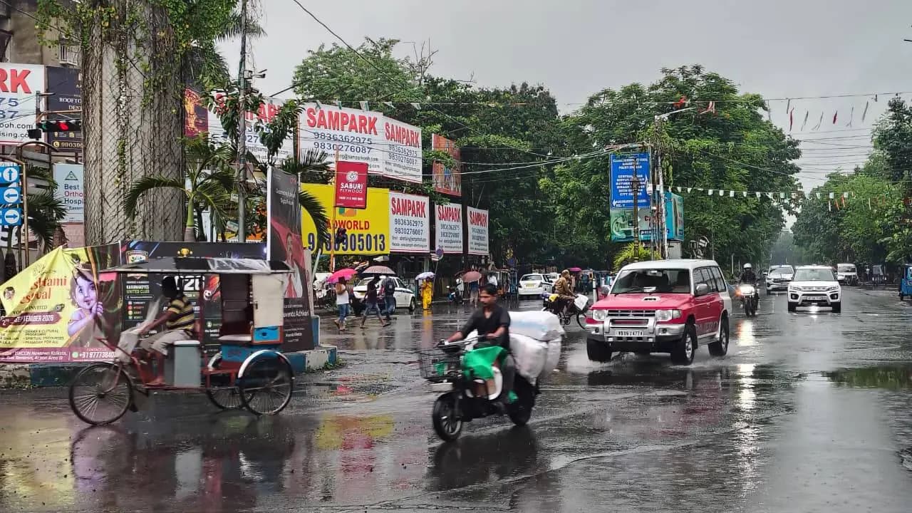Kolkata Weather: Heavy Rain Lashes Kolkata, Triggers Waterlogging, Traffic Jams On September 1, Heavy Rainfall Warning in Nine Districts in West Bengal