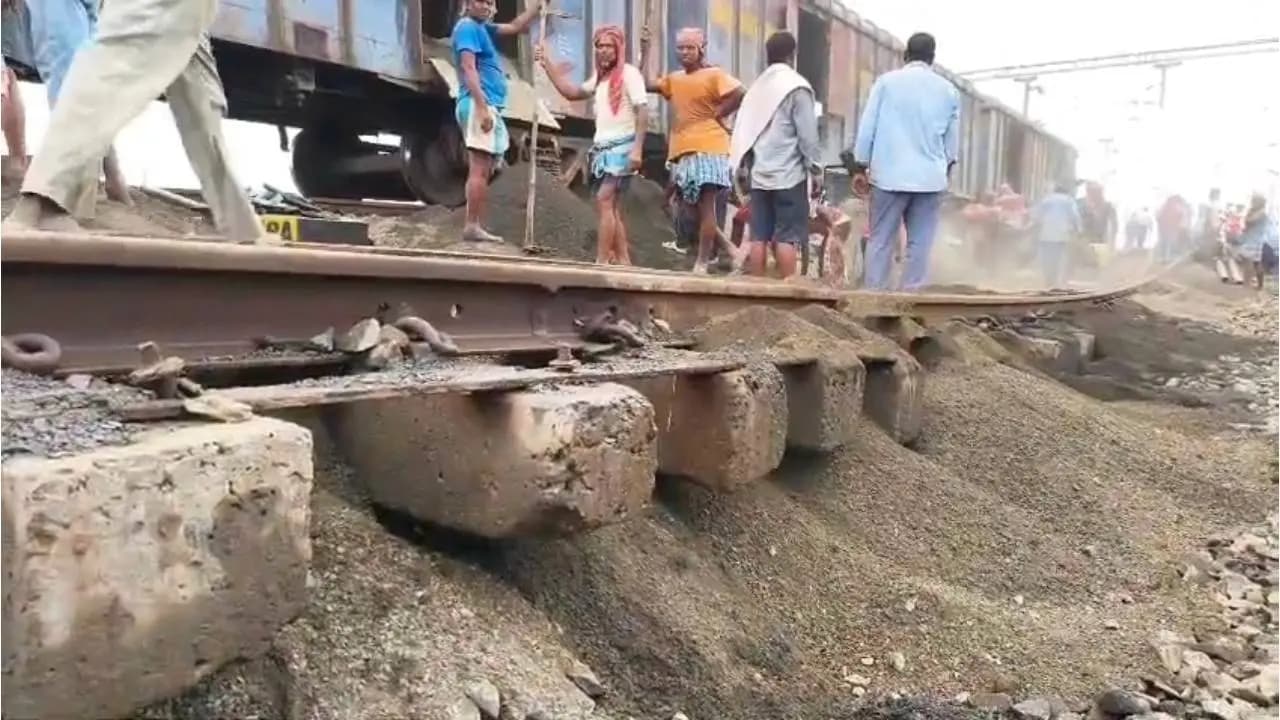 Heavy Rain Triggers Landslide Near New Farakka Station, Train Services Disrupted for 4 Hours