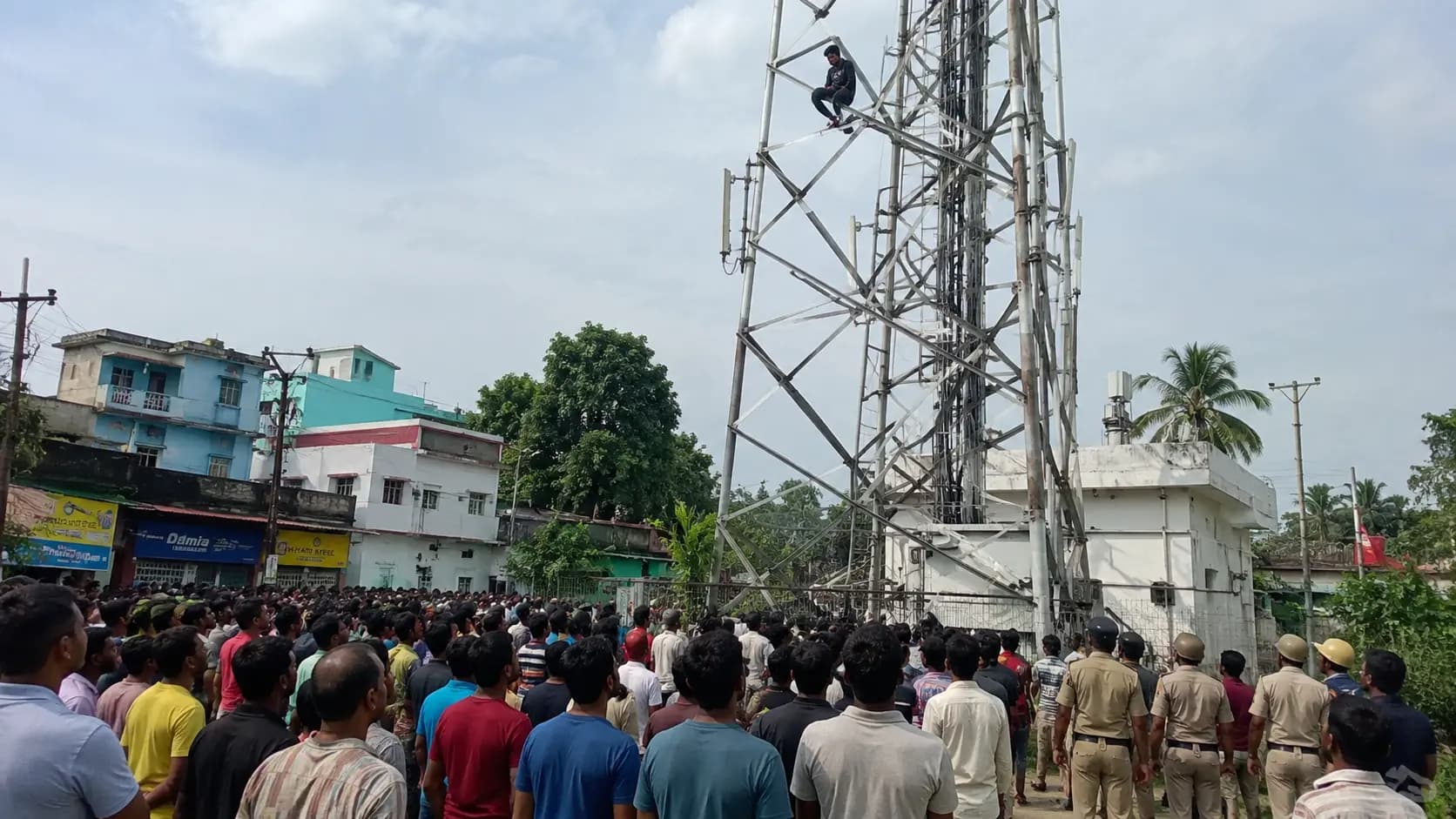 Man Climbed To Mobile Tower, After Eight Hours He Was Safely Rescued By Police in Siliguri