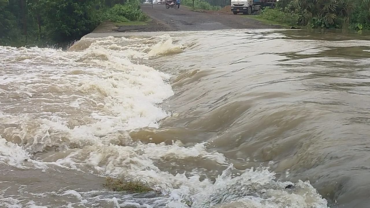 Farakka Road Block: After rail services now road transport faces obstruction a key road in Farakka has been blocked