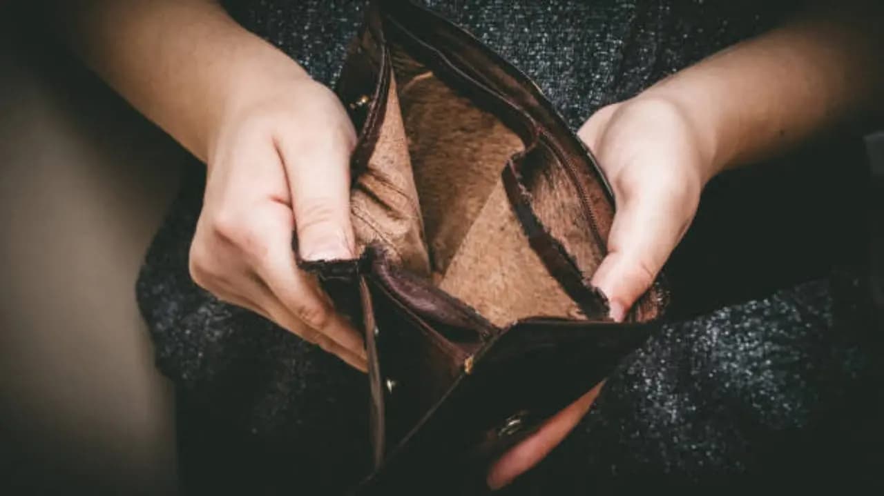 despite earning more these 10 signs proves that you are poor