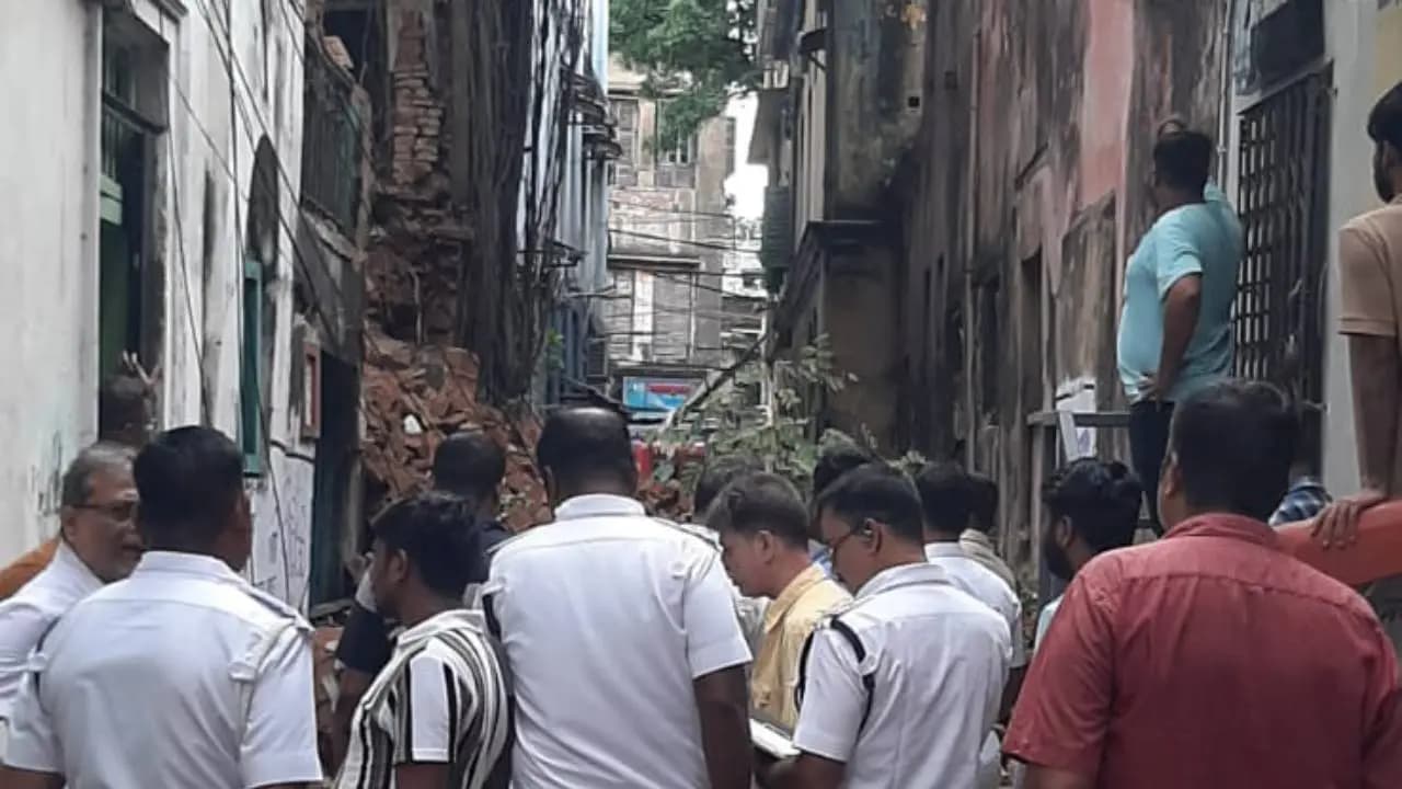 Opd dangerous house collapsed in north kolkata