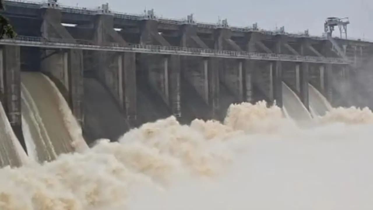 Damodar Flood Alert: Huge amount of water released from Maithon Panchet fear of flood on Damodar banks administration on alert 