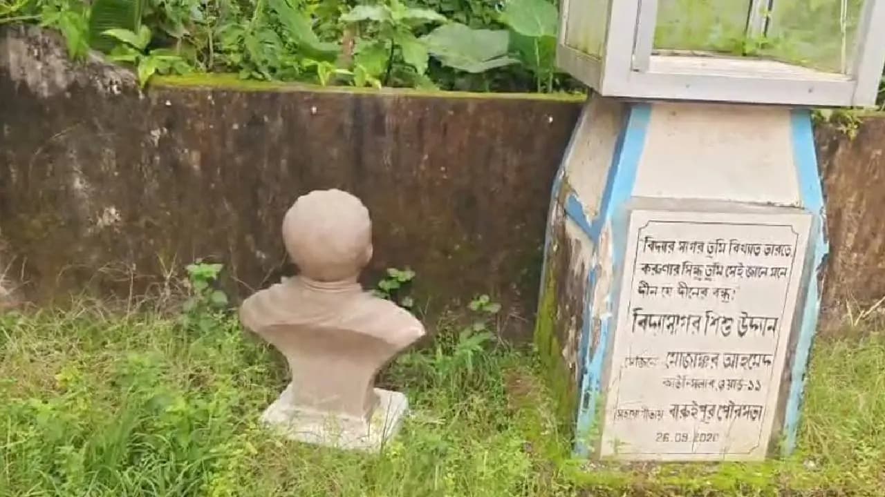 Vidyasagar statue been thrown to garbage in Baruipur