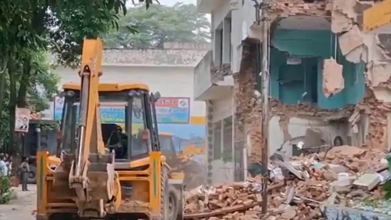 Mosque Demolished In Uttar Pradesh: Mosque within the District Magistrates office complex demolished