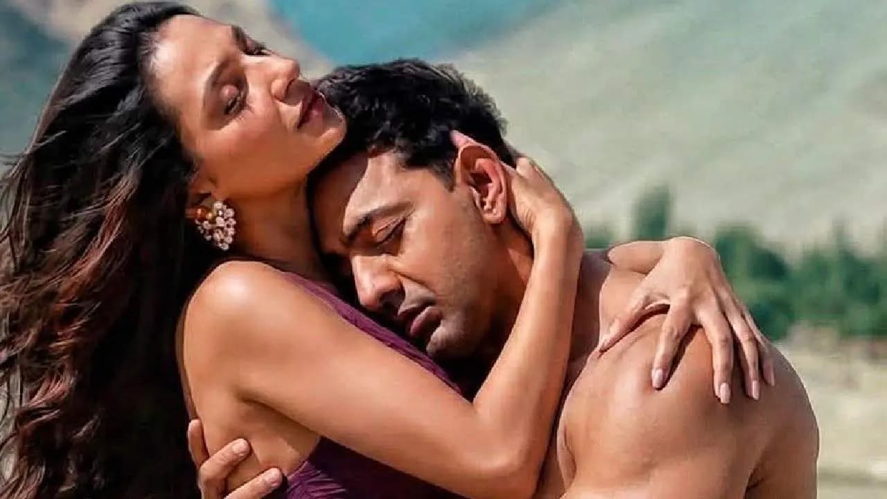 Dev comment on Subhashree Ganguly post about the first song of Desu7 tor sudhu tor