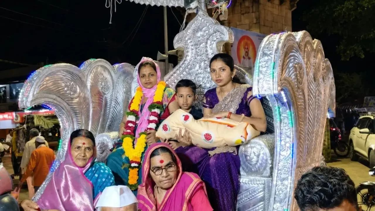 Maharashtra Family Welcomes First Girl Child in 200 Years With Grand Chariot Procession