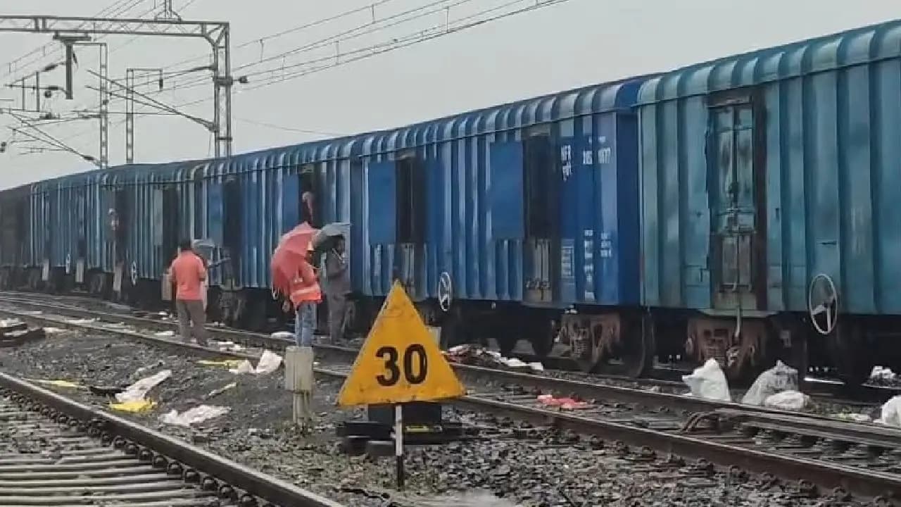 Train service BIg Update: after new farakka railway track restored here when train service will normal 