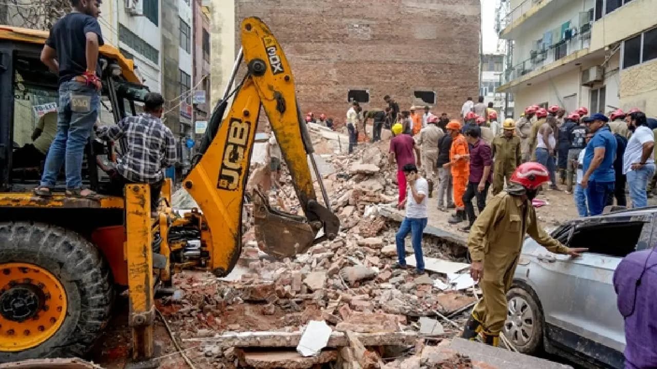 Delhi building collapse: Death toll increased to three reason behind building collapse reasons exposed