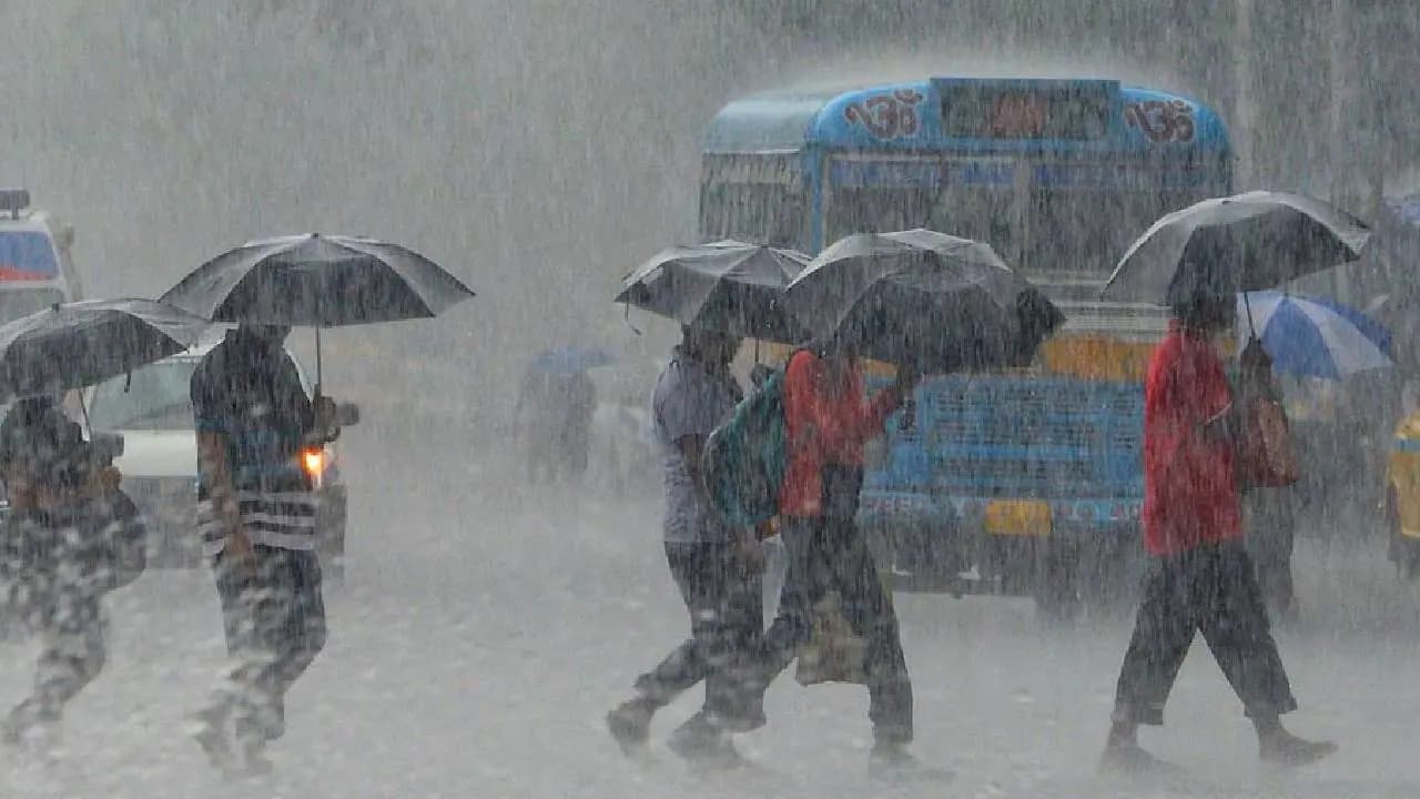 Kolkata Weather: IMD Forecast Heavy Rainfall Warning in Five Districts, Thunderstorms, Lightning Warning in Kolkata, 11 Districts in West Bengal on September 6