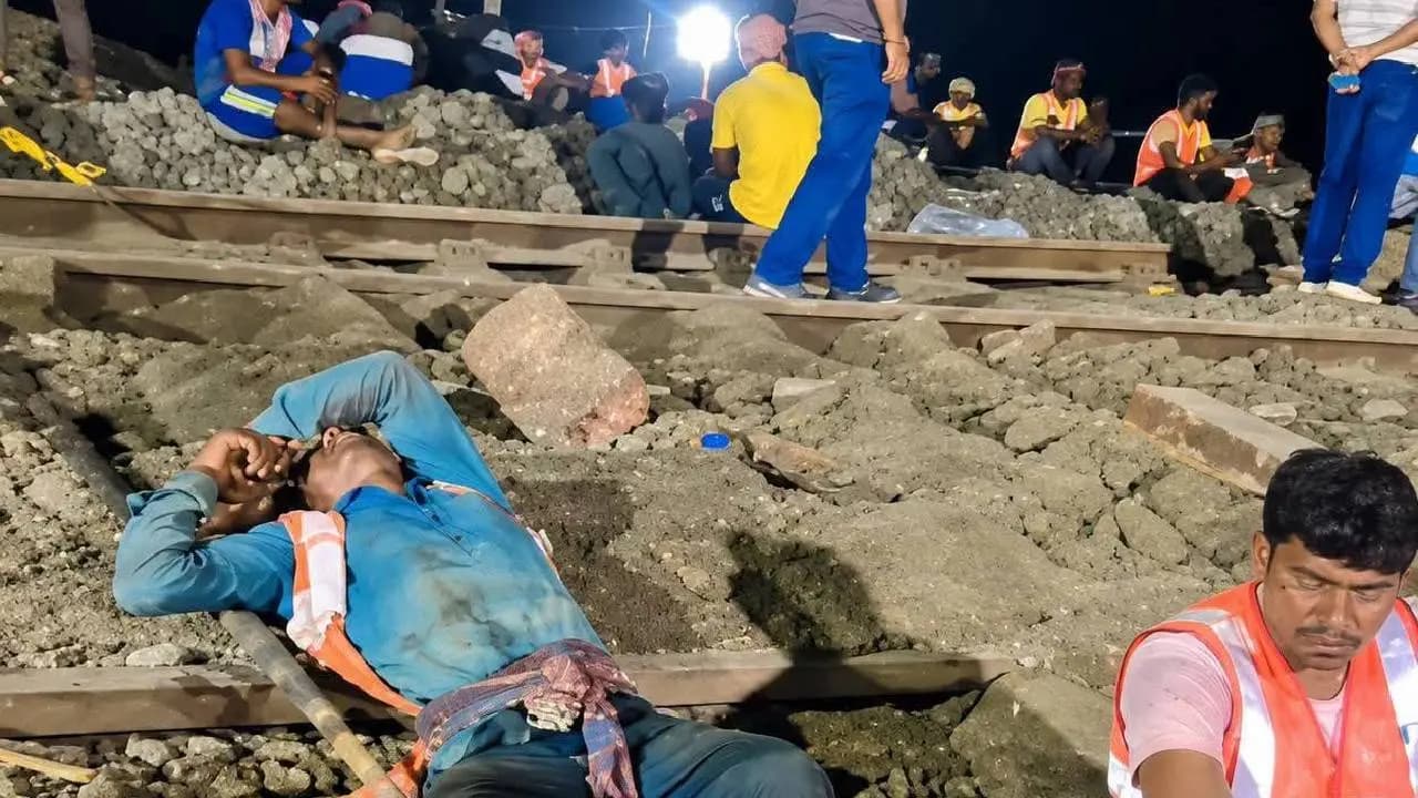 New Farakka Railway Track Restored, Check Pictures Of Tired Railway Officers, Workers Taking Rest On Rail Track In Between Work