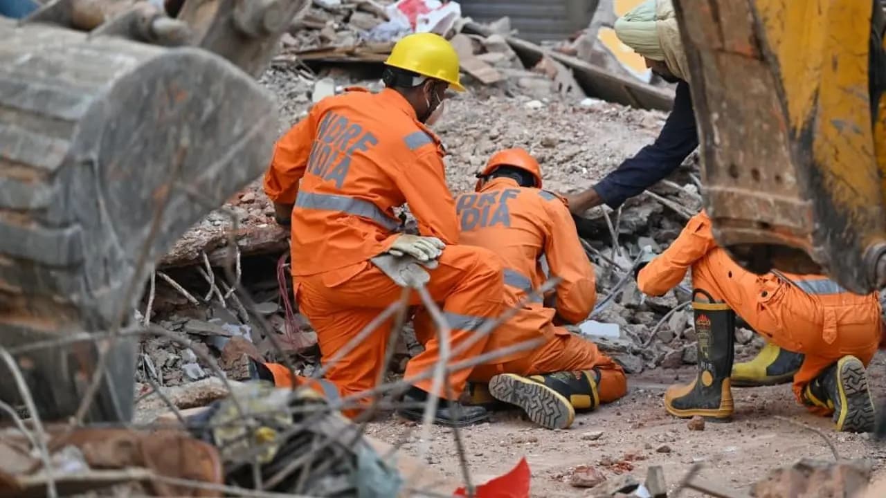 Delhi Building Collapse: MCD Orders Demolition Of Adjacent Property for Dangerous Condition within 3 days