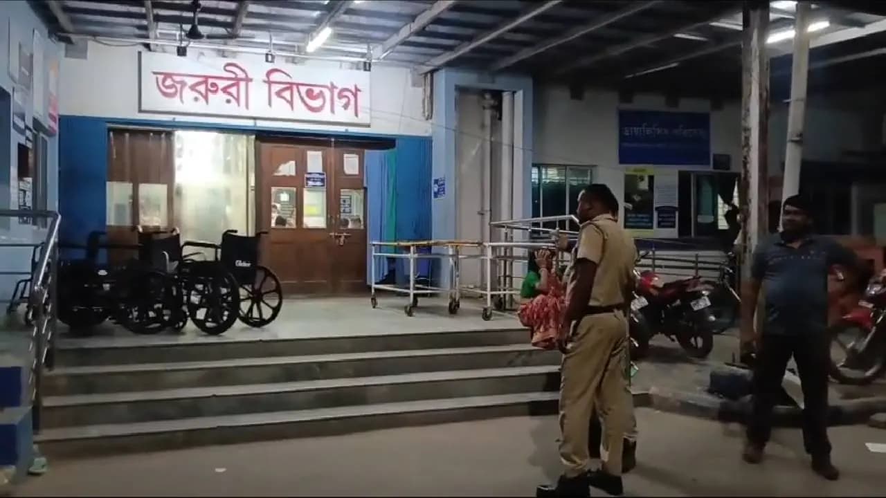 55 Year Old Woman Dies in Bongaon Hospital Gate, Family Alleges Doctor Denies Admission Without Aadhaar Card
