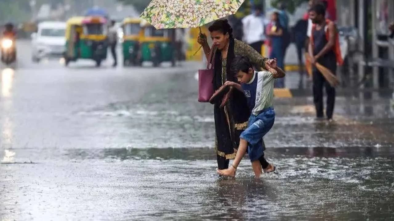 Kolkata Weather: Heavy Rainfall Warning in Eight Districts, Thunderstorms, Lightning Warning in Kolkata And Other Districts in West Bengal on September 8