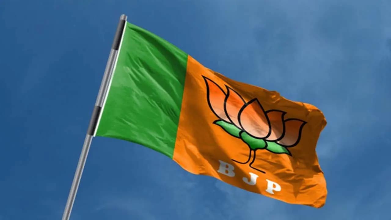 Show-cause Notice In BJP: West Bengal BJP has issued a show-cause notice to partys Diamond Harbour district president Soma Ghosh 