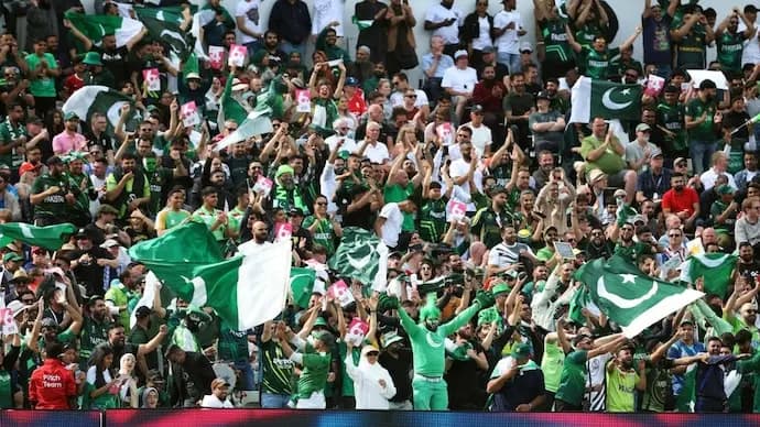 Pakistan Cricket Team mistaken for Asylum seekers during Portsmouth Protest 