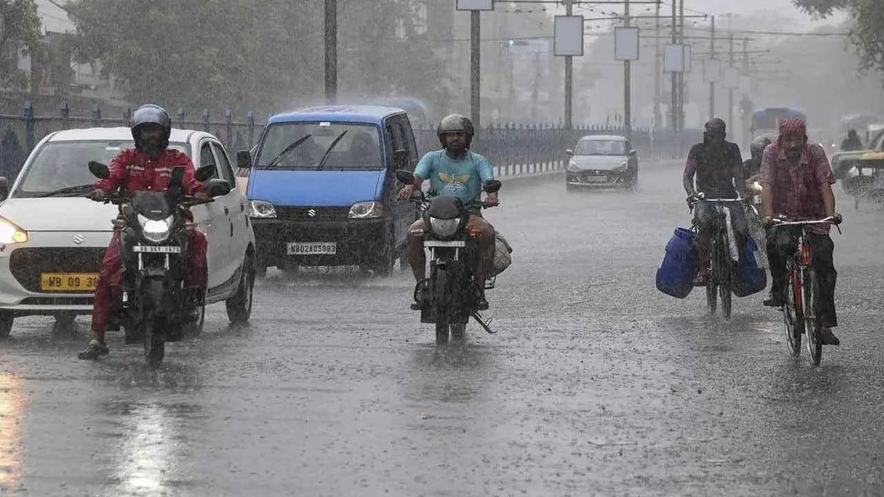 Kolkata Weather: Kolkata Lashed By Heavy Rain, Thunderstorms Warning During Next Three Days, Heavy Rainfall Warning in Several Districts in West Bengal