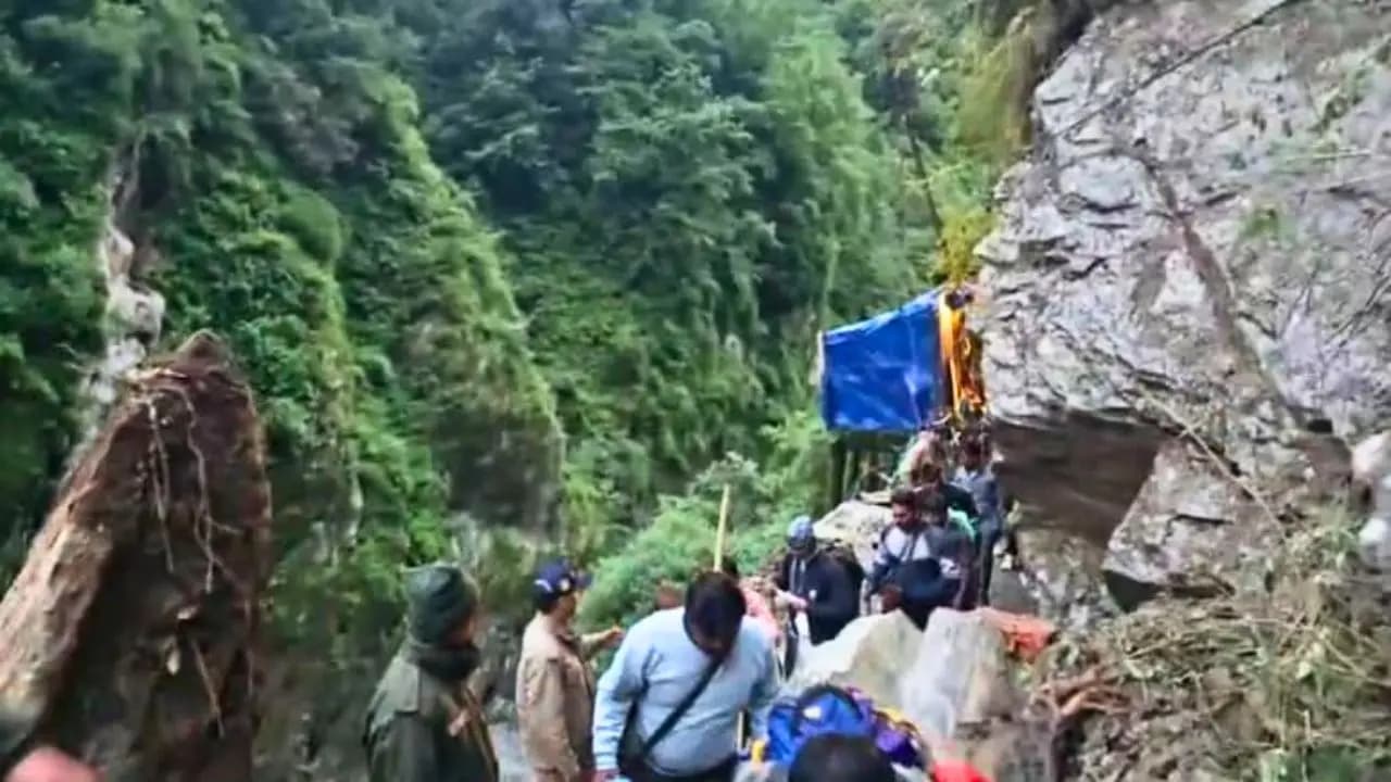 Kedarnath Route Block: Kedarnath trek route near Chirbasa helipad blocked after heavy rain