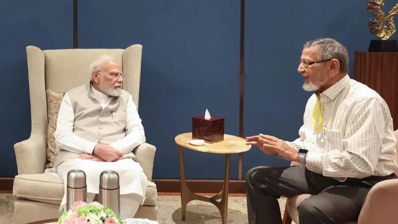 Ex schoolmate of PM Modi meets him to resolve a Land Dispute Case