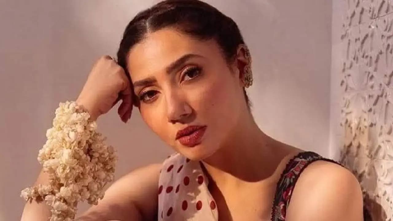 Pakistani actress Mahira Khan announces her second pregnancy and sharing baby bump photo