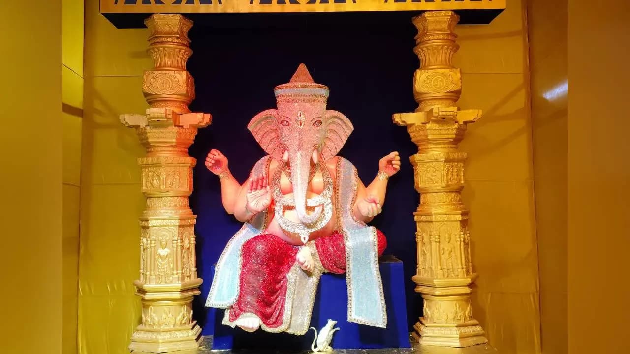 Ganesh Idol Made With American Diamonds, Huge Crowd To Watch 50 Feet Ganesh Idol in Sodepur On Ganesh Chaturthi