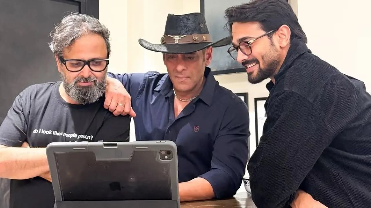 Salman Khan Watches The Revolutionaries With Bhuvan Bam and Nikkhil Advani at Galaxy