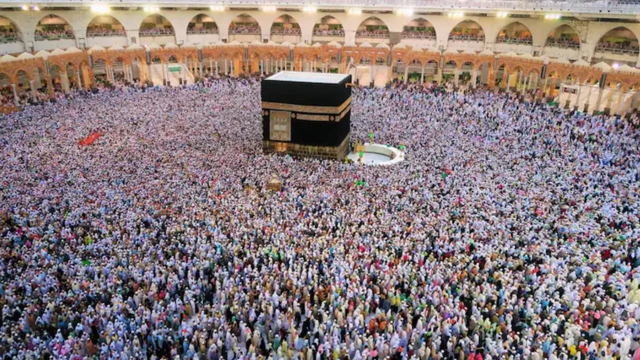 Air raid sirens sounded in holy Mecca extreme panic ensued over fears of a Houthi attack