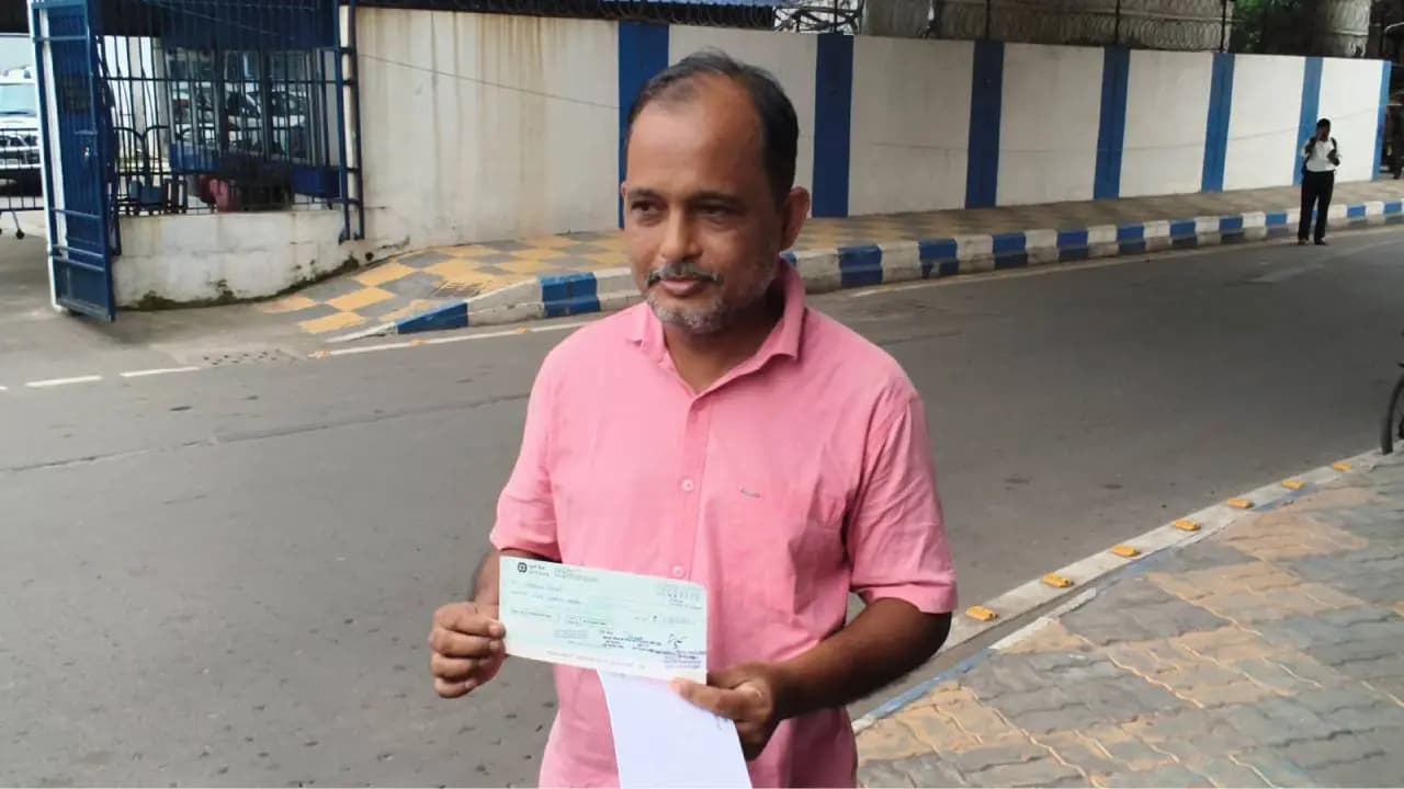 Chief Minister and MLA Kunal Ghosh gives ailing Gopal a cheque for one lakh rupees is handed over