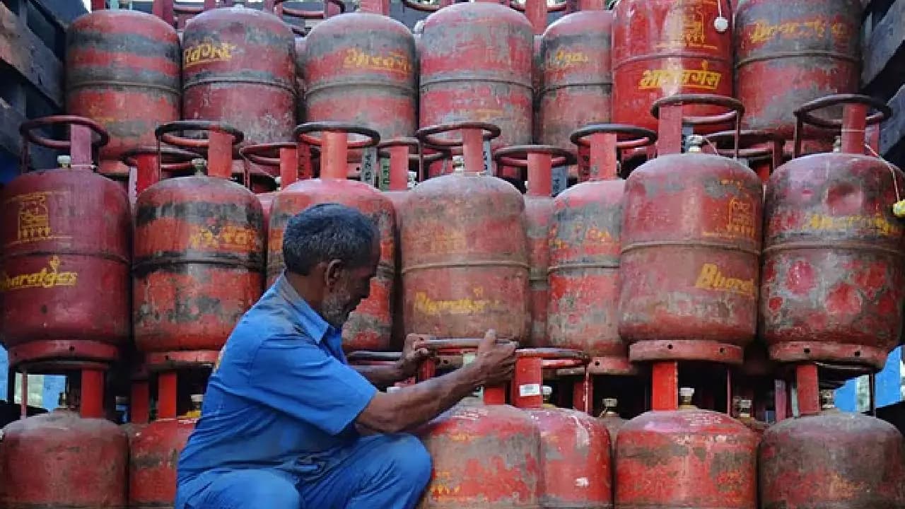 LPG Price Today: Commercial LPG prices hiked in India, Check Commercial and domestic cylinder price in West Bengal and other cities 