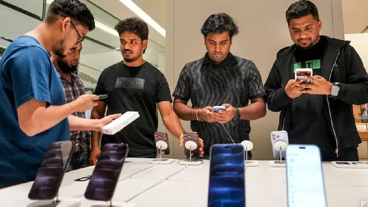 iPhone 18 Pro Launch Today:  iPhone 18 Pro Goes on Sale in India, Huge Crowds at Apple Stores