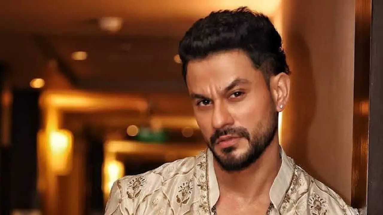 Kunal Khemu recalls a blast below their house when they stay in Kashmir 