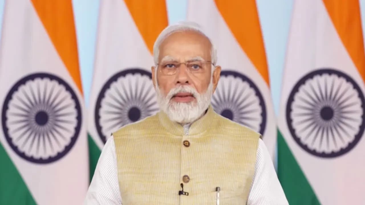 PM Narendra Modi's Immunity Boosting Ayurvedic Superfood Recipe to Relief Cold and Cough during Season Change