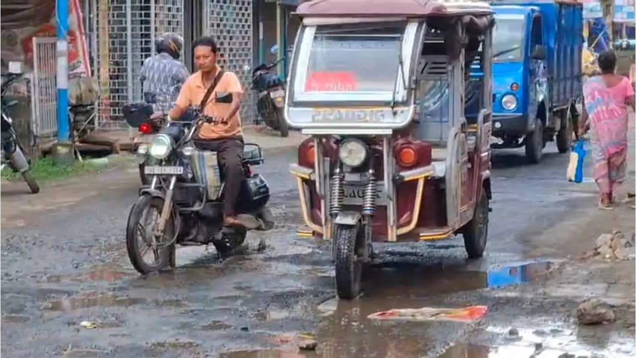 Hooghly Roads in Disrepair Ahead of Durga Puja, Chinsurah Residents Frustrated Over Potholes