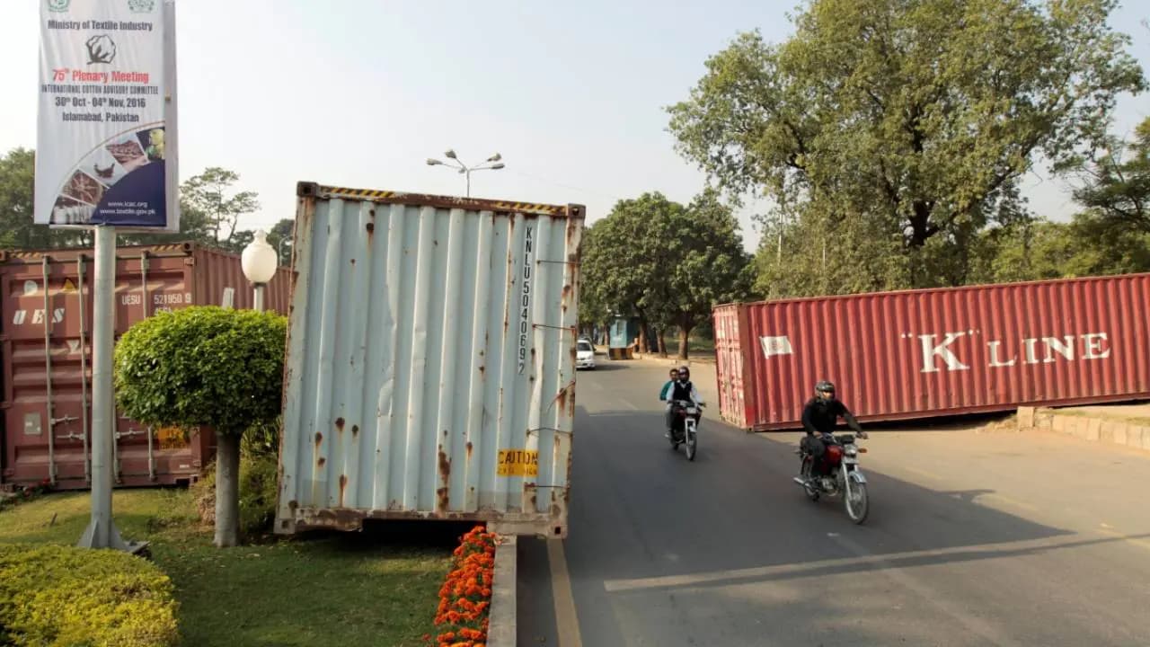Pakistan roads shut down ahead of PTI march