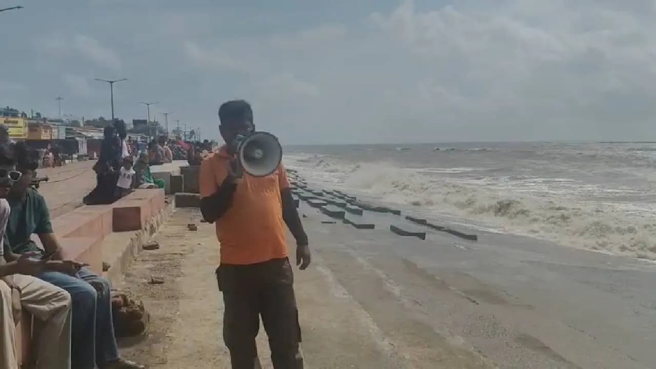 Travel Warning for Digha Heavy Seas Prompt Beach Closure and Police Patrols