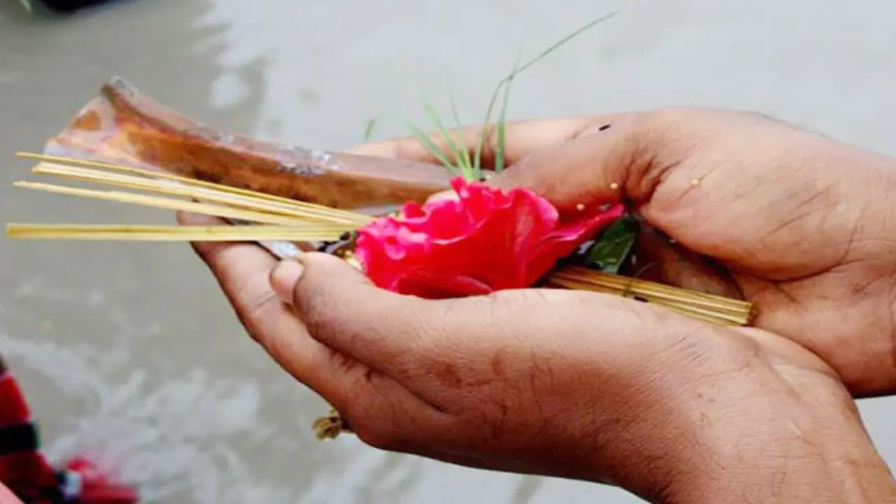 Pitri Paksha Time Rituals: Can Daughters Offer Water Oblations to their Ancestors?