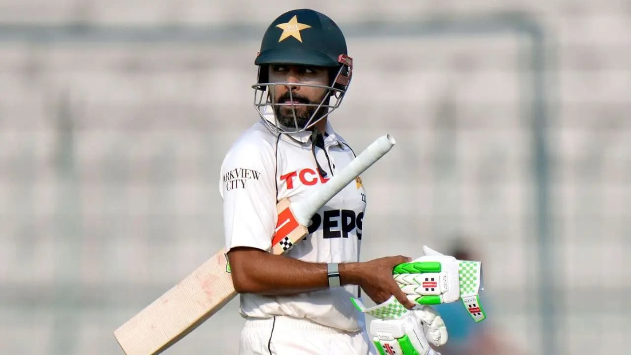 Waqar Younis identifies Babar Azams issue he struggles to handle the responsibility 